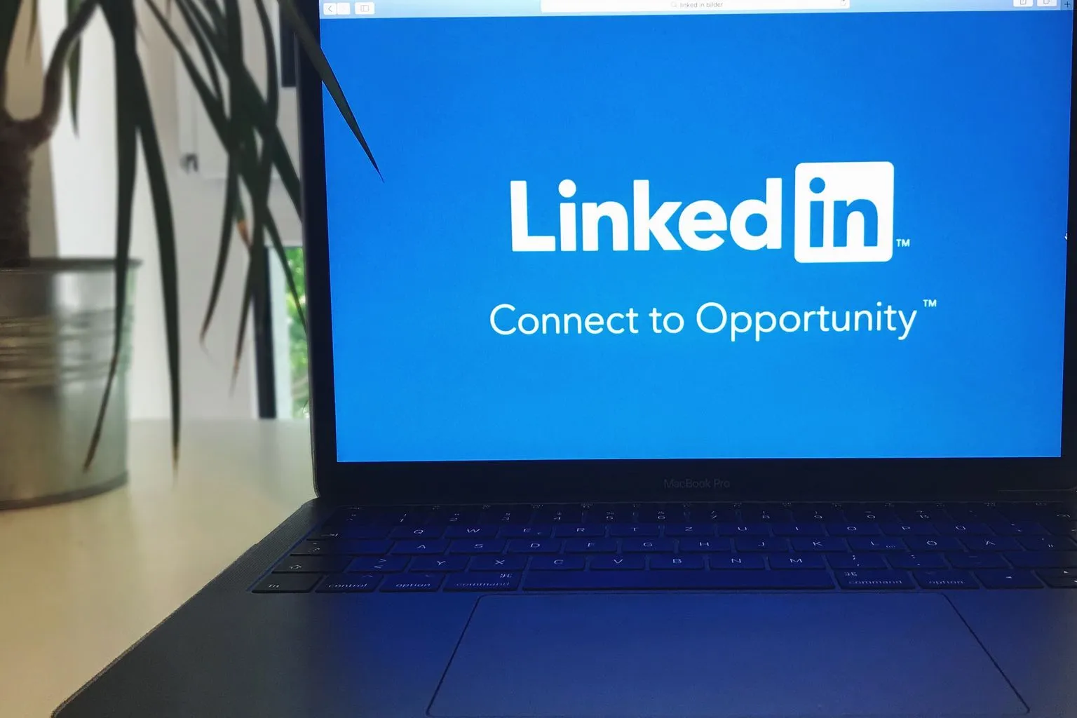 LinkedIn Easy Apply: When to Use It and When to Go Deeper